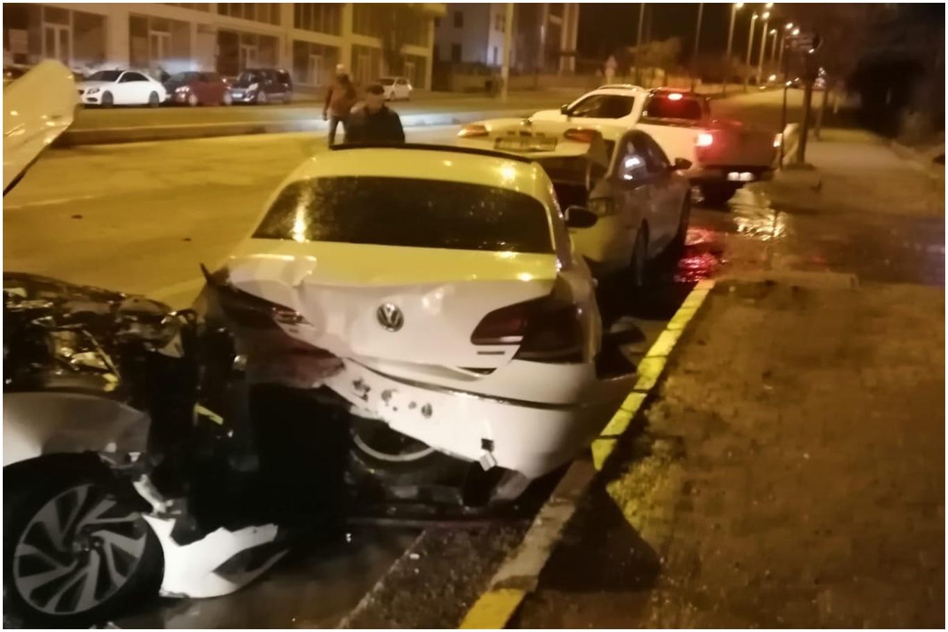Bitlis’te maddi hasarlı zincirleme trafik kazası 